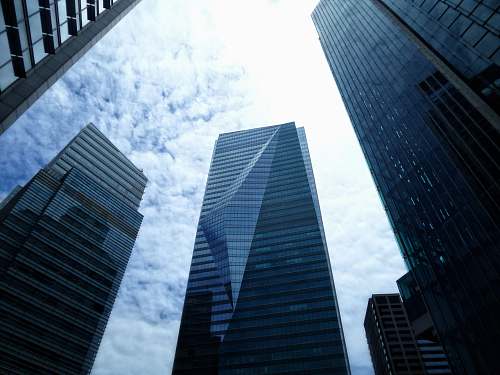 office building close-up photography of high-rise building during daytime city